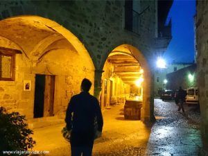 Daniel recorriendo las calles del casco histórico de Sant Pau