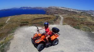 Cogiendo un alquiler de quad en Santorini. Qué ver en Santorini en 3 días