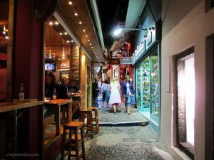 Calle de Thira, una de las ciudades que ver en Santorini en Grecia.