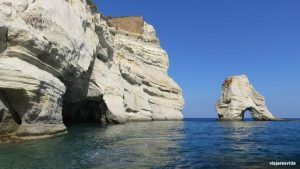 Costa de Milos desde el barco del crucero