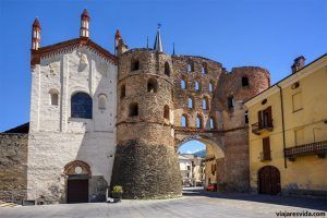 Porta Savoia. A la izquierda está la catedral