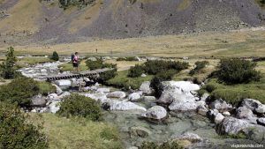 Cruzando el río en el Plan de Aiguallut