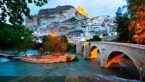 Escapada romántica a Alcalá del Júcar. Alcalá del Júcar, uno de los municipios más bonitos de España, declarada Conjunto Histórico Artístico desde 1982.