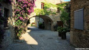 Callejuela de Peratallada. Qué ver en Figueres y en el Alt y Baix Empordà