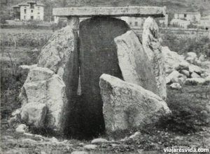 Dolmen de la iglesia de la Santa Cruz en 1936. Qué ver y hacer en Asturias en una semana