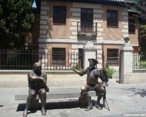 Qué ver en Alcalá de Henares. Estatuas de Don Quijote y Sancho Panza frente a la casa museo de Cervantes en Alcalá de Henares