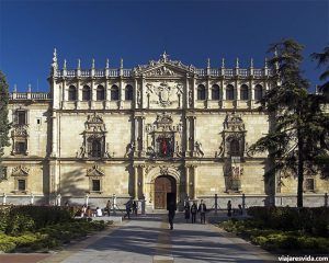 Qué ver en Alcalá de Henares. Fachada de la Universidad de Alcalá de Henares