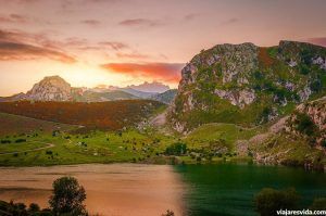 Puesta de sol en los lagos de Covadonga. Qué ver y hacer en Asturias en una semana