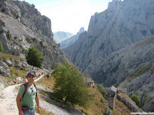 Inicio de la ruta del Cares en los Picos de Europa. Qué ver y hacer en Asturias en una semana