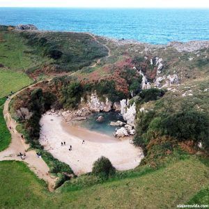 Playa de Gulpiyuri desde el aire. Lo mejor que tienes que ver en Asturias