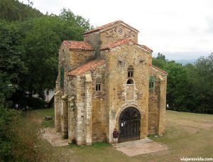 Lorena se puso junto a la puerta para que os hagáis una idea de la altura de San Miguel de Lillo