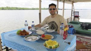 La comida en un klotok es sorprendentemente rica, sana y barata