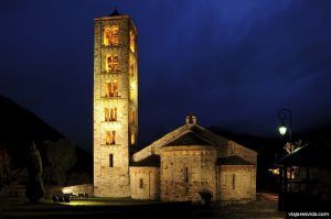 Sant Climent de Taüll de noche. La Vall de Boí, Parc Nacional d'Aigüestortes y Estany de Sant Maurici