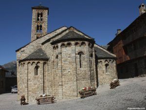 Santa María de Taüll también llamada Iglesia de Santa María de Tahull. La Vall de Boí, Parc Nacional d'Aigüestortes y Estany de Sant Maurici