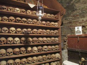 Calaveras de monjes griegos