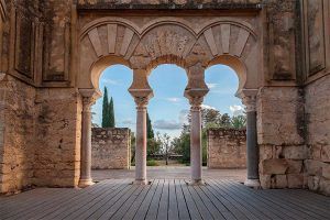 Arcos en forma de herradura en la Casa Militar