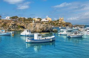 Barcos fondeados en aguas cristalinas