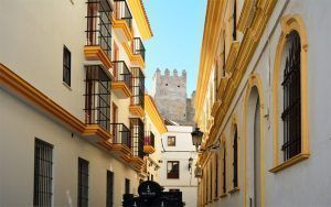 Casco histórico de Tarifa con el castillo de Guzmán el Bueno de fondo