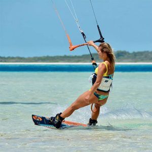 Chica practicando kitesurf en Tarifa
