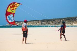 Clase de kitesurf en la playa de Bolonia