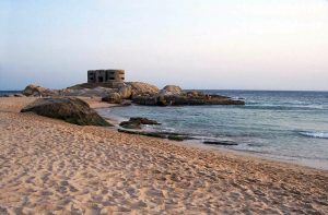 Bunker en la playa de Atlanterra junto a la playa de Los Alemanes