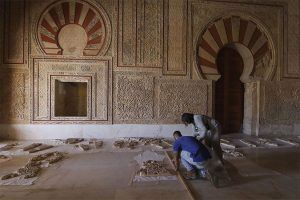 Restauración de la decoración de Medina Azahara