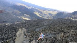 Sobre restos de lava del volcán Etna