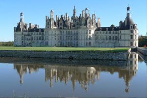 Vista de la El tejado de la château de Chambord desde el foso