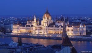 Parlamento de Budapest vista nocturna. Qué ver y hacer en Budapest en 3 días
