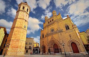 Campanario el Fadrí en frente del templo de Santa María