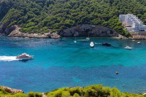 Ferry llegando a Cala Llonga
