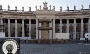 Efecto óptico de columnas alineadas en Plaza San Pedro del Vaticano