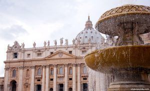 Fuente de la Plaza de San Pedro del Vaticano