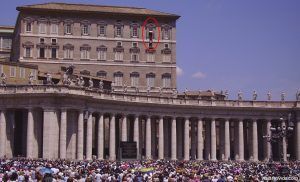 Saludo del Papa a la Plaza de San Pedro del Vaticano