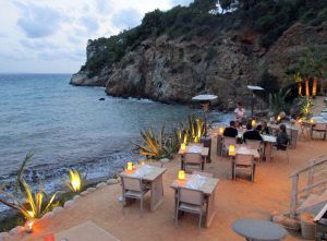 Un momento romántico en Santa Eulalia del Río (Cala Llonga)