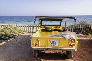 Típico Citroën Mehari amarillo en Formentera