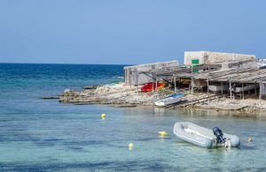 Las bonitas cabañas de pescadores y los diques secos de madera como los de Es Pujol recuerdan la herencia tradicional de Formentera. Aquí los barcos todavía se mantienen a una distancia segura del mar. Qué ver en Formentera si consigues un alquiler de barco en Ibiza