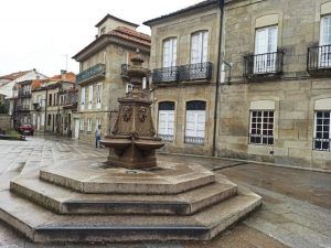 Bella fuente de piedra en Pontevedra. Qué ver en las Rías Baixas