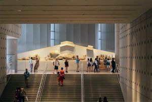 Escaleras en el interior del Museo de la Acrópolis