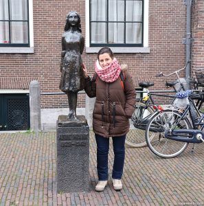 Estatua frente a la Casa de Anna Frank