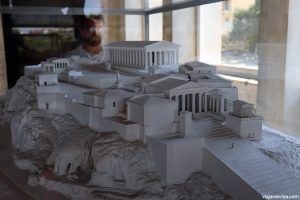 Daniel viendo una maqueta de la Acrópolis de Atenas