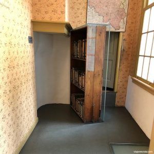 Puerta secreta en la casa de Anna Frank