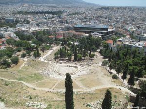 Vista de Atenas desde el Partenón con el Museo de la Acrópolis en el centro