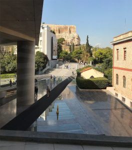 Vista de la entrada al Museo de la Acrópolis desde las salas interiores