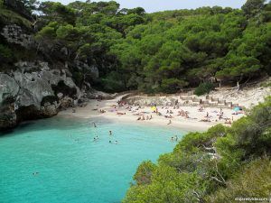 Cala Macarelleta. Visitarla es algo que hacer en Menorca obligatorio