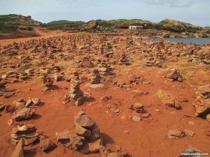 Cala de Sa Joanjo y algo que hacer en Menorca: hacer montículos de piedras