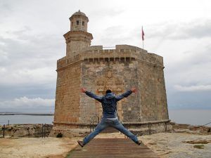 Este soy yo haciendo el tonto delante de la Torre de San Nicolás en Ciudadela