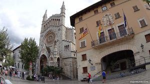Plaza de la Constitución en Soller, con el ayuntamiento a la derecha