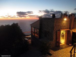 Caserío de Llucalcari, donde puedes ver la puesta de sol y Sa Foradada
