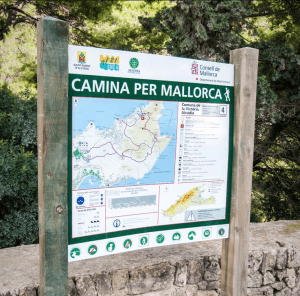 Cartel de una ruta senderista en Mallorca